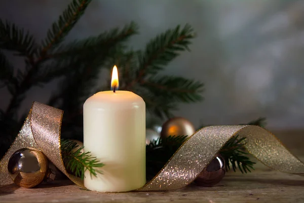Biały, płonącą świecą z Boże Narodzenie lub nowy rok ozdoba na rustykalne drewnianym stole, miejsce — Zdjęcie stockowe