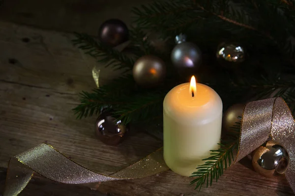 Biały, płonącą świecą na Boże Narodzenie i nowy rok ozdoba na rustykalne drewnianym stole, miejsce — Zdjęcie stockowe