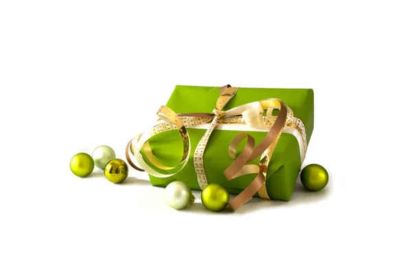 Regalo di Natale e Capodanno in carta verde, nastri dorati e palline isolate su bianco — Foto Stock