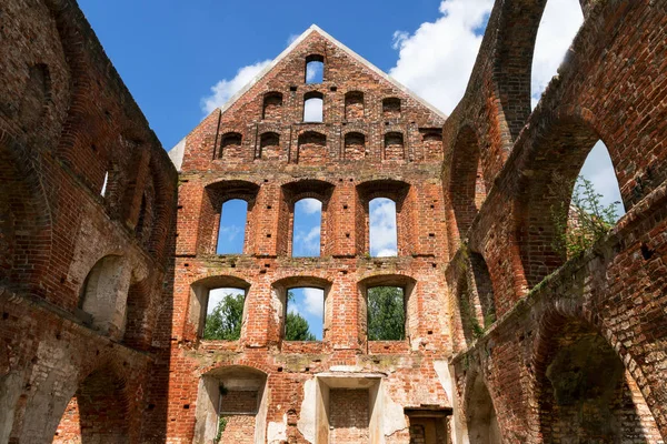 Dentro da ruína do mosteiro de alvenaria de tijolo em Bad Doberan, norte da Alemanha — Fotografia de Stock
