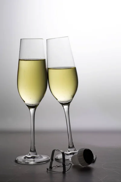 Δύο ποτήρια σαμπάνια σε γκρι φόντο, ιδέα για το νέο έτος — Φωτογραφία Αρχείου
