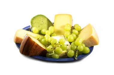 Peynir tabağı, peynir ve üzüm beyaz bir arka plan üzerinde izole parti için mavi bir plaka üzerinde farklı türleri