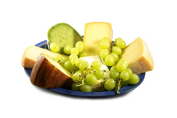 Placa de queso, diferentes tipos de queso y uvas en un plato azul para la fiesta, aislado sobre un fondo blanco —  Fotos de Stock