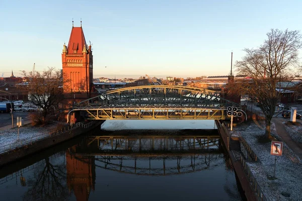 古いが人気の観光都市、北ドイツ、リューベックのレンガ建築でタワー ブリッジを持ち上げる — ストック写真