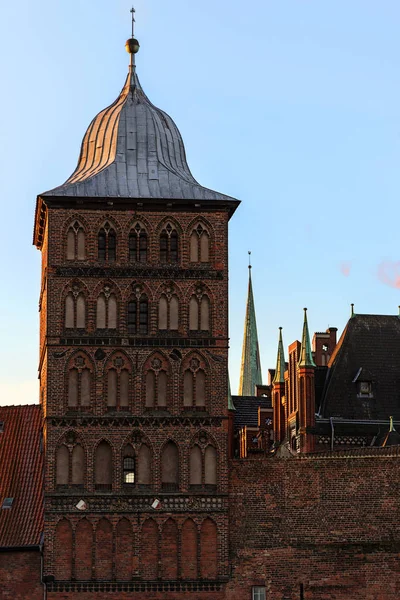Burgtor, torony, a történelmi castel kapu, az építészet régi város téglafal Luebeck, Németország — Stock Fotó