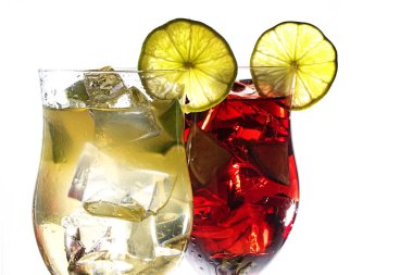 İki kokteyl bardağı, yeşil ve kırmızı karışık içecekler, meyve suyu, alkol, kireç ve buz