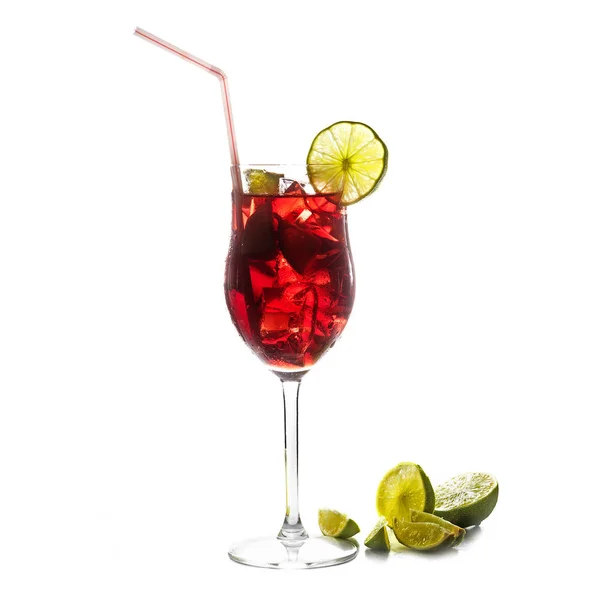 Cocktail rosso, bevanda mista di ciliegie, bacche, alcol, ghiaccio e lime, isolato su bianco — Foto Stock