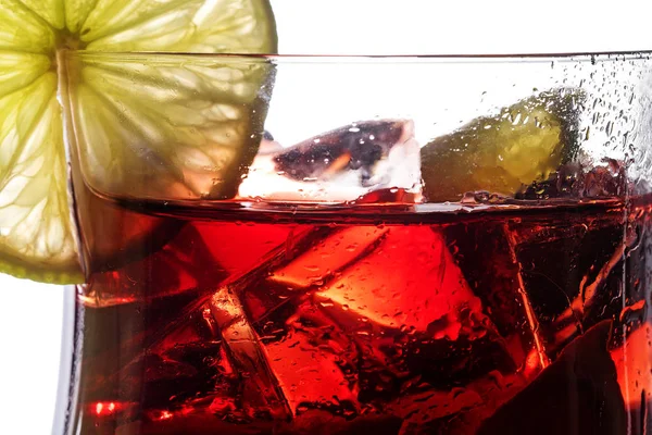 Piros koktél, közelkép, bogyók, mész és jég friss kevert ital — Stock Fotó