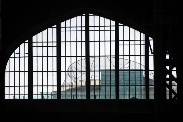 Vista attraverso una finestra nella stazione principale degli hamburger fino all'arena sul tetto del grande magazzino sportivo — Foto Stock