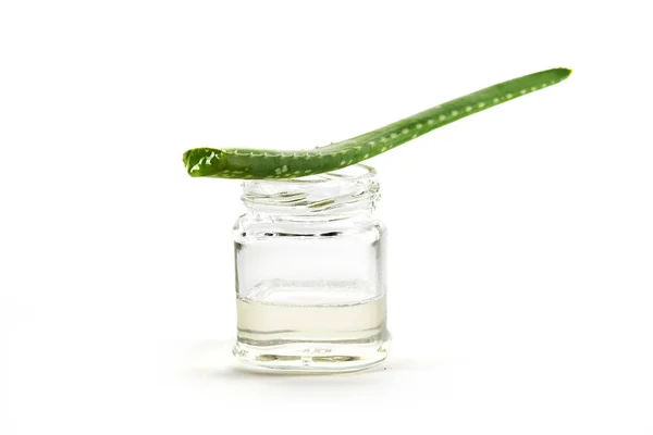 Hoja de aloe vera fresca sobre un vaso con gel, utilizada con fines medicinales, tratamiento de la piel y cosméticos, aislada en blanco — Foto de Stock