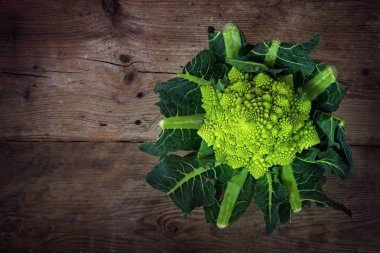 Romanesco brokoli veya rustik ahşap masa, kopya alanı ile yukarıdan üstten görünüm üzerinde Roma karnabahar