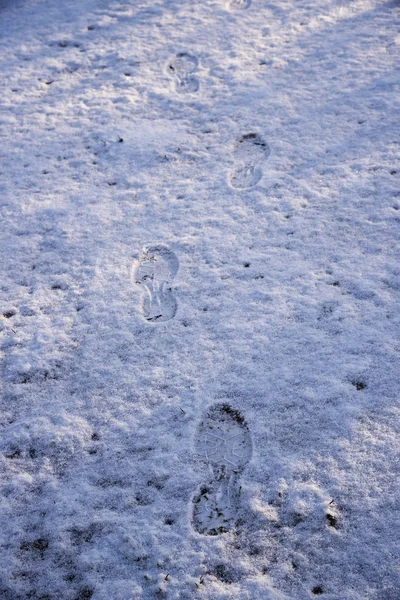 Fußabdrücke im frisch gefallenen Schnee, winterlicher Hintergrund mit Kopierraum — Stockfoto