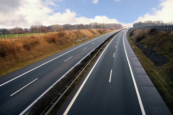 Autostrada biegnie przez krajobrazu wiejskiego w północnych Niemczech, niemieckich autostradach — Zdjęcie stockowe