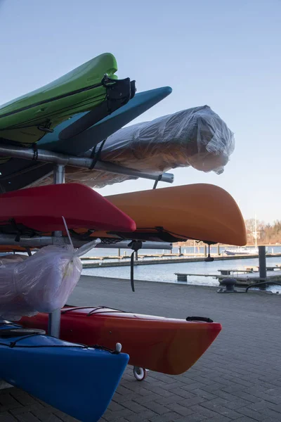 Kajaks auf einem Anhänger am Hafenpier gestapelt, senkrecht — Stockfoto