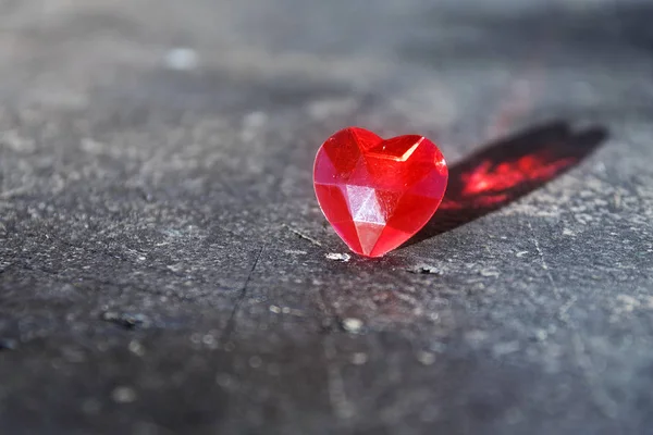 Coração de amor vermelho com reflexão em uma superfície de pedra cinza, dia dos namorados ou da mãe — Fotografia de Stock