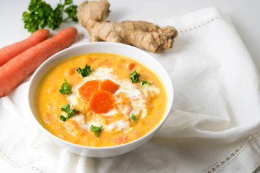 Zencefil ve maydanoz garnitür, beyaz peçete ile havuç çorbası