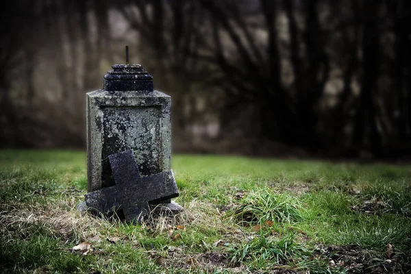 Złamany krzyż kamienny, wyblakły nagrobek na stary opuszczony cementery — Zdjęcie stockowe