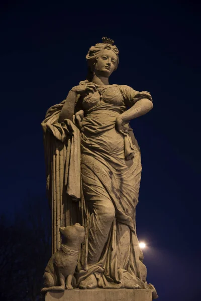 Figura de la libertad en la noche, escultura del siglo XVIII en el puente de muñecas llamado Puppenbruecke en Luebeck — Foto de Stock