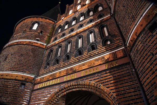 Holstentor en Luebeck por la noche, detalle de la puerta de la ciudad medieval — Foto de Stock