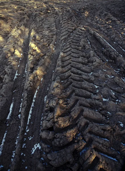 Тракторные дорожки на замороженном поле, текстура сельского хозяйства — стоковое фото