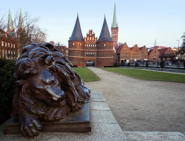 LUEBECK, ALLEMAGNE - 12 FÉVRIER 2017 : Holstentor et lion, porte médiévale de la ville, attraction touristique populaire de la ville historique du Schleswig-Holstein — Photo