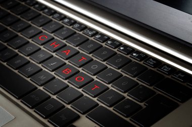 Kelimeleri Chat Bot kırmızı harflerle siyah tuşları ile bilgisayar dizüstü klavye