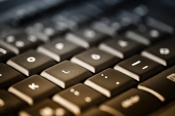 Datorns tangentbord med svarta knappar, på nära håll som bakgrund för kontor och kreativt skrivande — Stockfoto