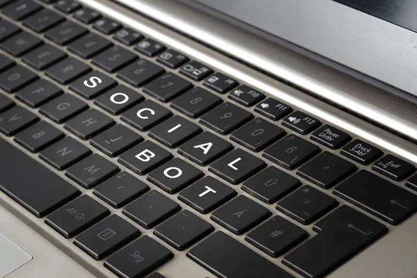 Ordenador portátil teclado con las palabras BOT SOCIAL en letras blancas en teclas negras — Foto de Stock