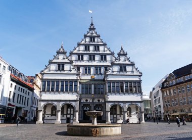Paderborn, Almanya, 13 Şubat 2017: Rönesans Belediye Paderborn şehir çeşme ile pazar meydanında