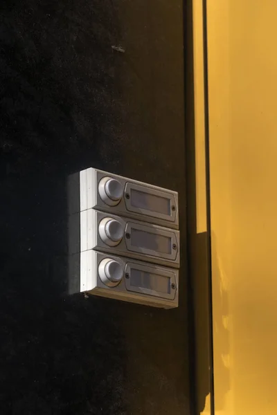 Drie oude deur klokken op een bruin geel muur van een flatgebouw — Stockfoto