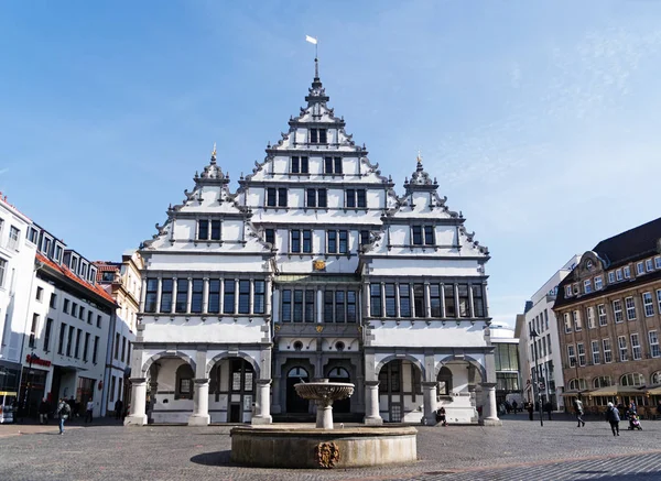 Paderborn, 13. März 2017: Renaissance-Rathaus am Marktplatz mit Brunnen in der Stadt Paderborn — Stockfoto