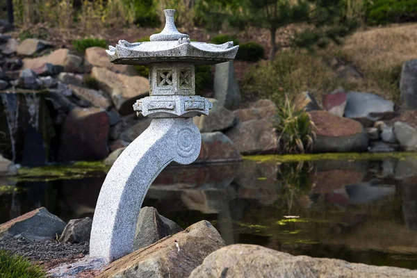 Steinlaterne und Felsen am Teich, Gartenlandschaft im japanischen Stil — Stockfoto