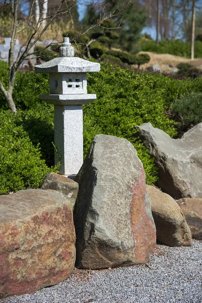 Linterna de piedra, piedra y grava rastrillada, diseño de paisaje de jardín zen en estilo japonés — Foto de Stock