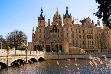 Schwerin Saray veya Schwerin Castle, göle, bir adada Saray schloss romantik tarihçilik mimarisi, Mecklenburg-Vorpommern, Kuzey Almanya