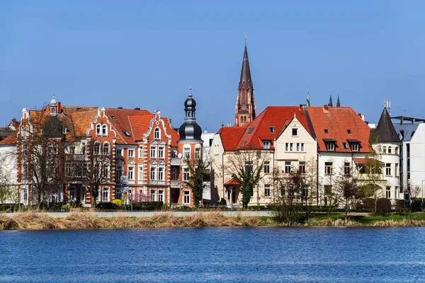 Altstadt von Schwerin am Seeufer, Hauptstadt des norddeutschen Bundeslandes Mecklenburg-Vorpommern — Stockfoto