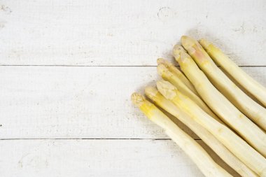 kuşkonmaz masada bir rustik beyaz boyalı ahşap, görüntülemek yukarıdan