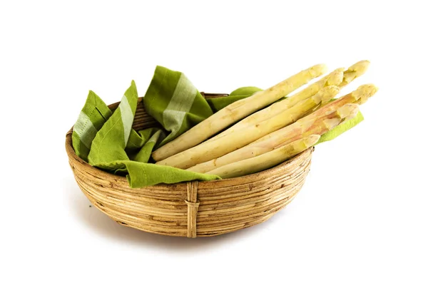 Spears van organische asperges, verse oogst in een mand met een groene handdoek, geïsoleerd op wit — Stockfoto