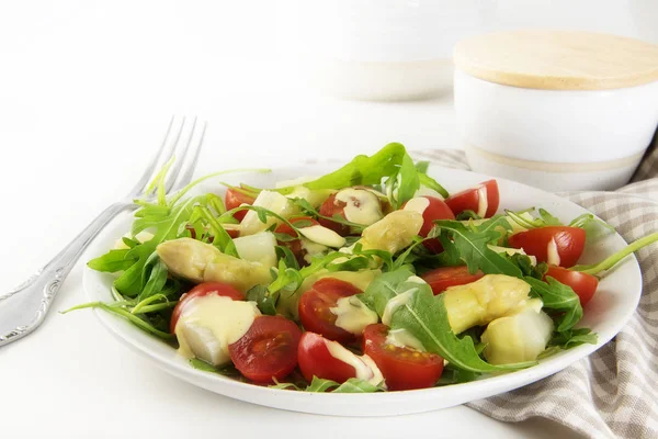 Ensalada con espárragos blancos, tomates de cóctel, rúcula y salsa de ajo, bocadillo saludable — Foto de Stock