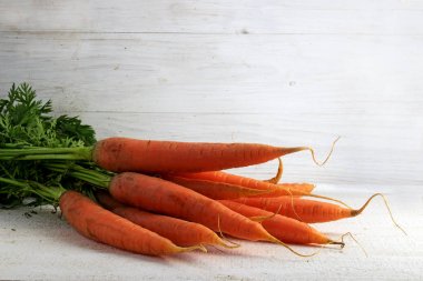 Havuç grup kopya alanı ile beyaz boyalı rustik ahşap üzerine