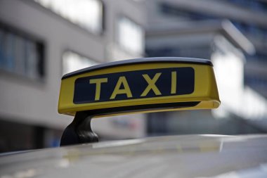 Gününde büyük şehirde bir araba işareti taksi, yakın çekim