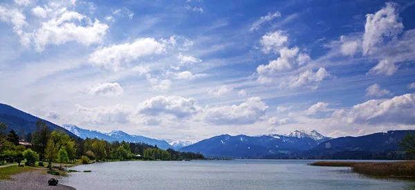 Vista panorámica al lago Tegernsee, balneario turístico bavariano con los Alpes en el fondo, bavaria, Alemania, Europa — Foto de Stock