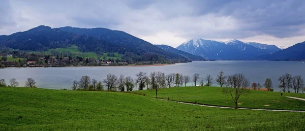 Vista panorámica en el lago Tegernsee y las montañas azules y cubiertas de nieve en el famoso complejo turístico de los Alpes bávaros — Foto de Stock
