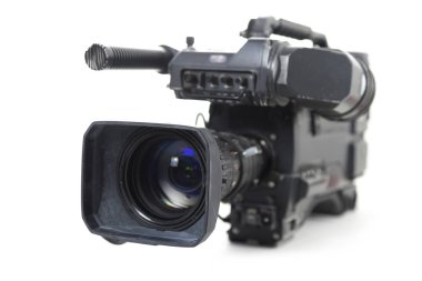 Beyaz bir arka plan üzerinde izole Tv yapımları için profesyonel video kamera