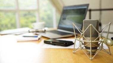 gazetecilik Kondenser mikrofon, dizüstü bilgisayar, cep telefonu ve bir masaüstü, kısa panoramik afiş web sayfası başlığının üstünde not etmek için çalışma alanı