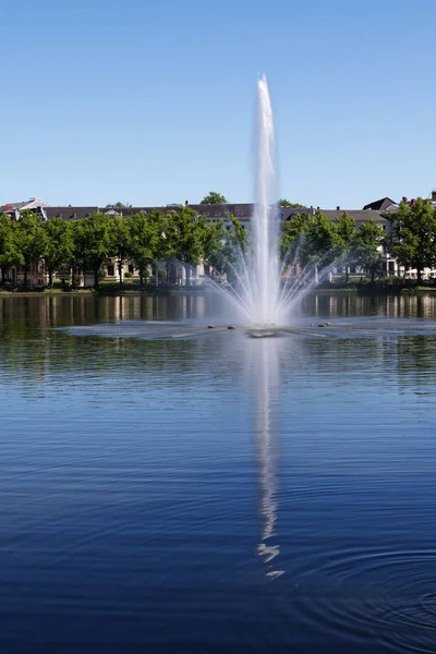 Fuente en el lago pfaffenteich en schwerin, la ciudad capital de mecklenburg-vorpommern, Alemania — Foto de Stock