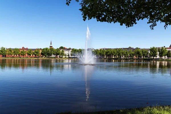 Fountain on the lake pfaffenteich in schwerin, the capital city of mecklenburg-vorpommern, germany, — Stock Photo, Image