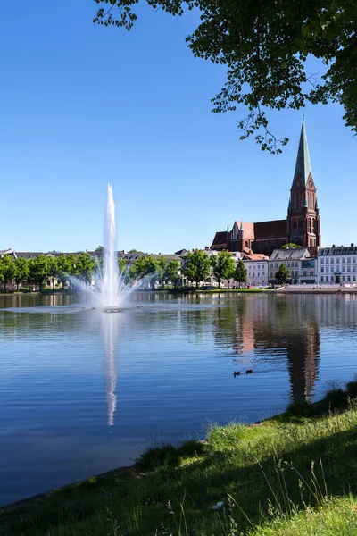 Schwerin, large fountain on the lake pfaffenteich and the  Cathedrahle (dome)  in the capital city of Mecklenburg-Vorpommern, germany — Stock Photo, Image