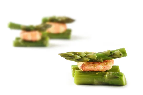 Groene asperges met tiger garnalen garnalen, dicht tot geïsoleerd op een witte achtergrond, feestelijk aperitief of een snack buffet — Stockfoto