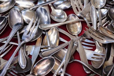 Eski gümüş çatal bıçak takımı, bir arka plan kırmızı kumaş üzerine hrown