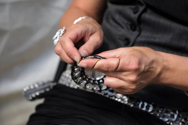 Hobby creativo, mani delle donne che fanno oggetti da filati e metallo con un uncinetto, come cinture, borse e gioielli, spazio copia — Foto Stock